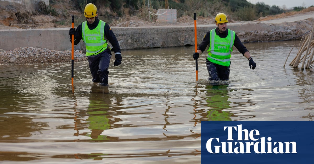 Valencia councillor ‘caught shopping for wine online’ at flood relief meeting | Spain Valencia councillor ‘caught shopping for wine online’ at flood relief meeting | Spain