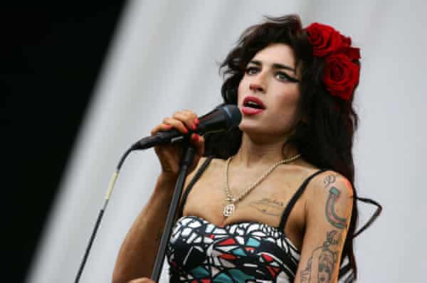 Amy Winehouse tocando en el V Festival de Essex, en 2008.