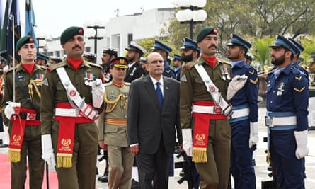Asif Ali Zardari inspects the honour guard 