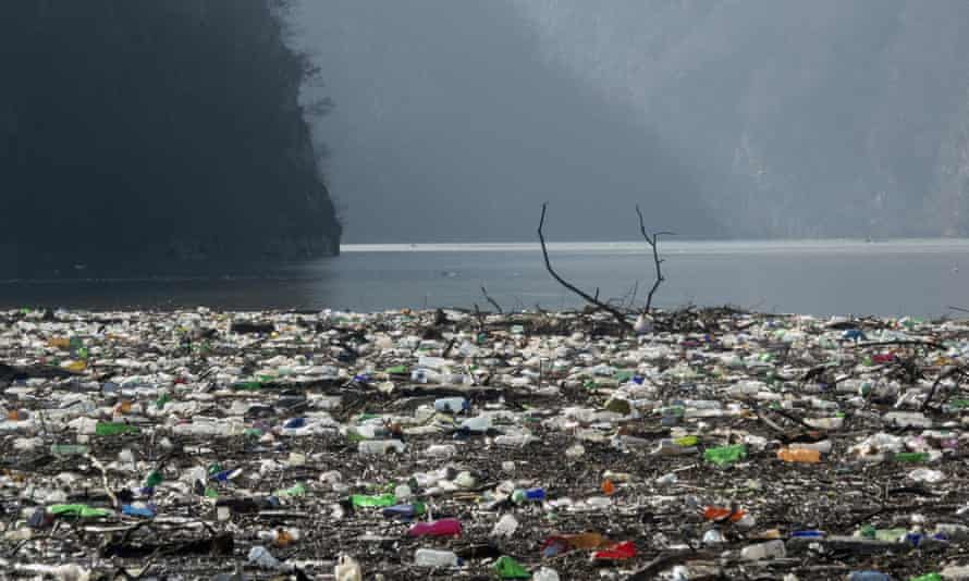 Bottiglie di plastica e altri rifiuti galleggianti sul fiume Drina in Bosnia.