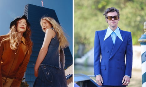 (LR) Rhian Teasdale و Hester Chambers of Wet Leg و Harry Styles.