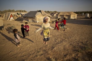 مصور يرصد مجموعة لقطات تحكي قصصًا مثيرة وراء اللاجئين مصور يرصد مجموعة لقطات تحكي قصصًا مثيرة وراء اللاجئين