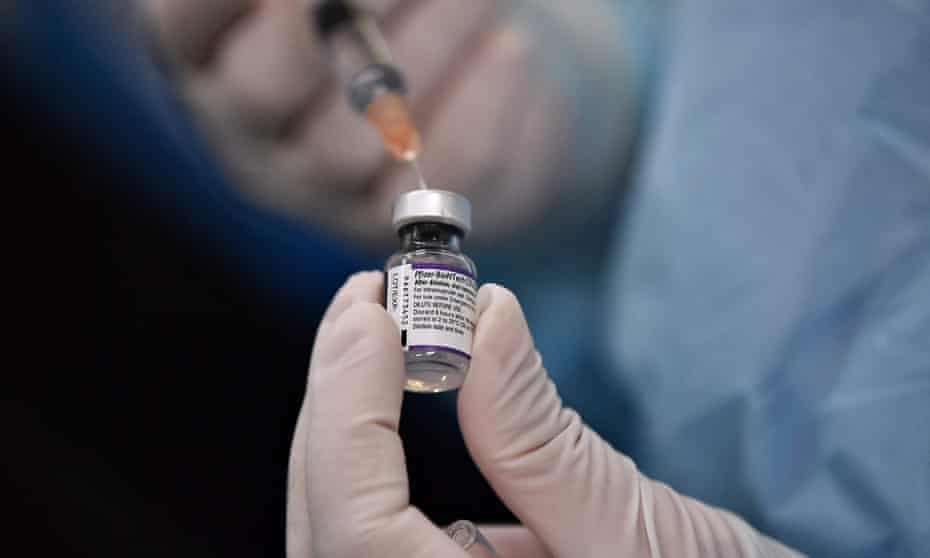 a health worker prepares a dose of the Pfizer vaccine for the Covid-19 coronavirus 
