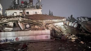 Una vista de los edificios destruidos después del terremoto de magnitud 7,4 sacudió la provincia de Kahramanmaras, en el sur de Turkiye, la madrugada del lunes.