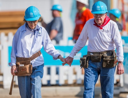 Rosalynn Carter holds hands with Jimmy Carter as they work with other volunteers on site in Mishakawa, Indiana, on 17 August 2018.