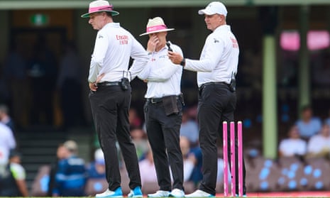Bad light disrupted the opening day of the third Test between Australia and South Africa at the Sydney Cricket Ground. 