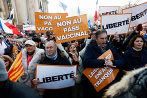 La gente asiste a una manifestación convocada por el partido nacionalista francés Les Patriotes para protestar contra un proyecto de ley que convertiría la actual tarjeta de salud de coronavirus de Francia en