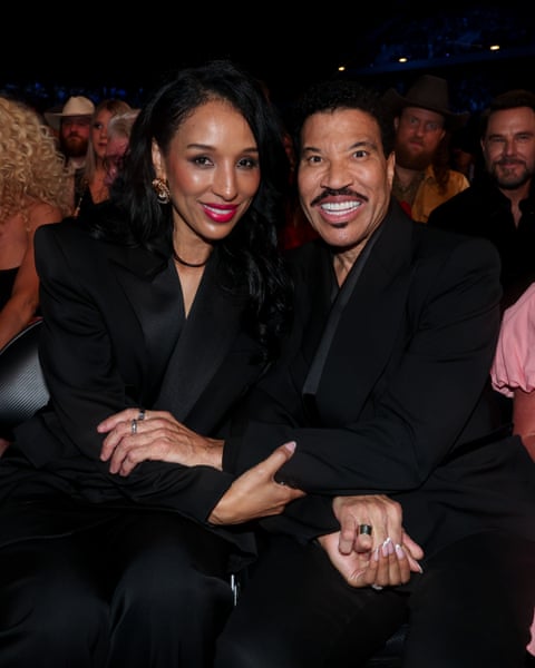A 60-a ediție a Premiilor Academiei de Muzică Country - ShowLisa Parigi, Lionel Richie la cea de-a 60-a ediție a Premiilor Academiei de Muzică Country, care a avut loc la Ford Center de la The Star pe 8 mai 2025 în Frisco, Texas. (Fotografie de Christopher Polk/Penske Media via Getty Images)