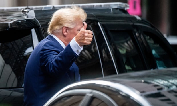 trump gives thumbs up