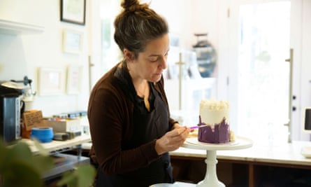 Jen Angel frosting a cake.