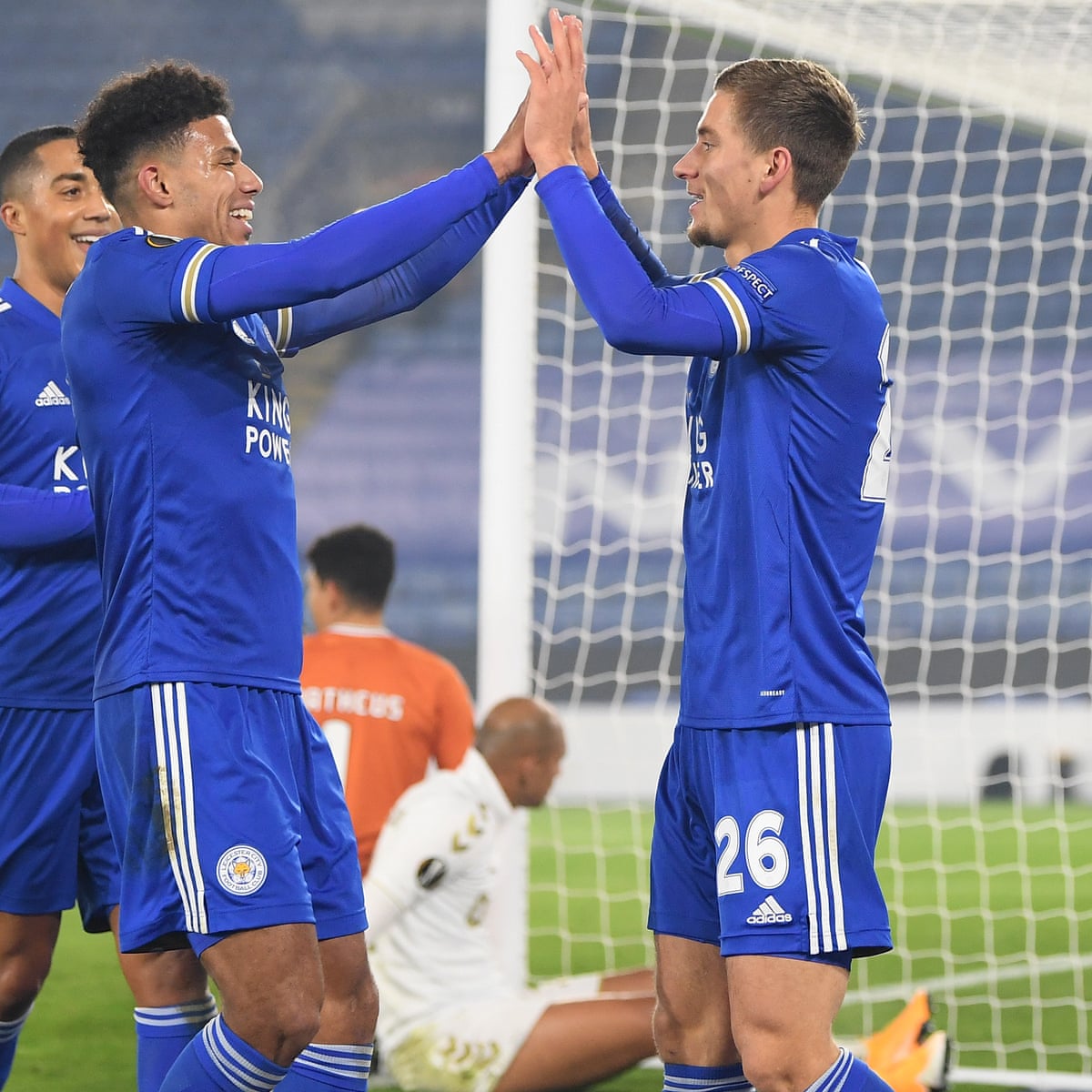 1 Europa League Arsenal And Leicester Win Celtic Sunk By Sparta Prague Live Football The Guardian