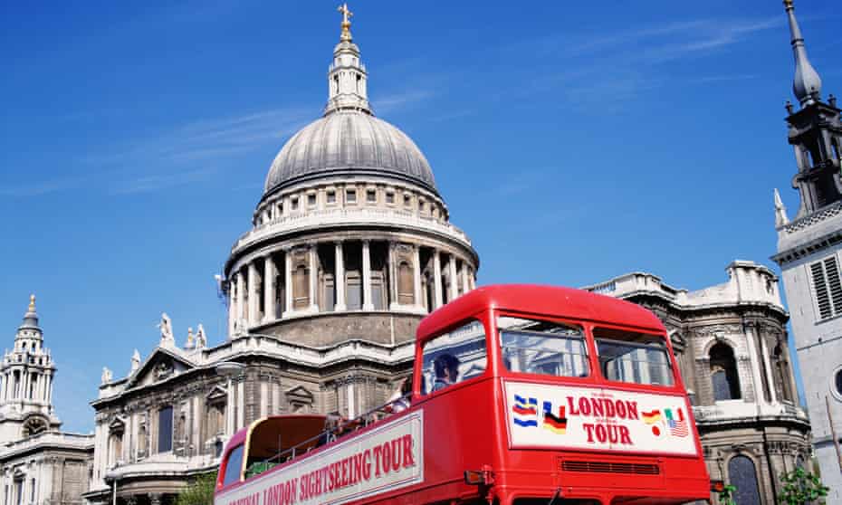 Tourist bus in front of St Paul's Cathedral
