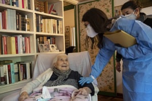 Doctor Elisa Riccitelli with Patrizia Cumbo, 96 years old, after she had a dose of Covid vaccine in her home.