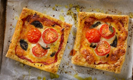 Puff pastry ‘pizzas’ with tomatoes and basil.