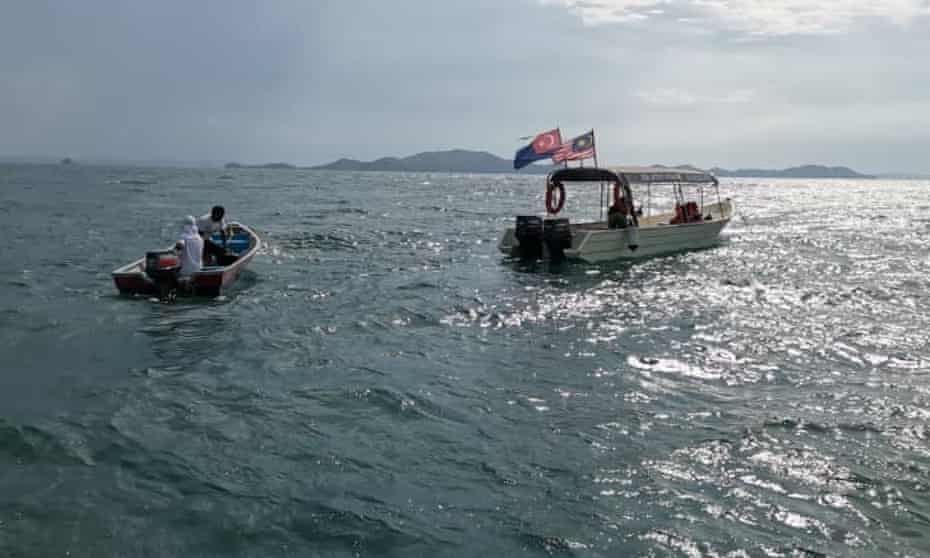包括两名英国人在内的四名潜水员的搜救行动报告称,他们在马来西亚南部的丰盛港失踪。