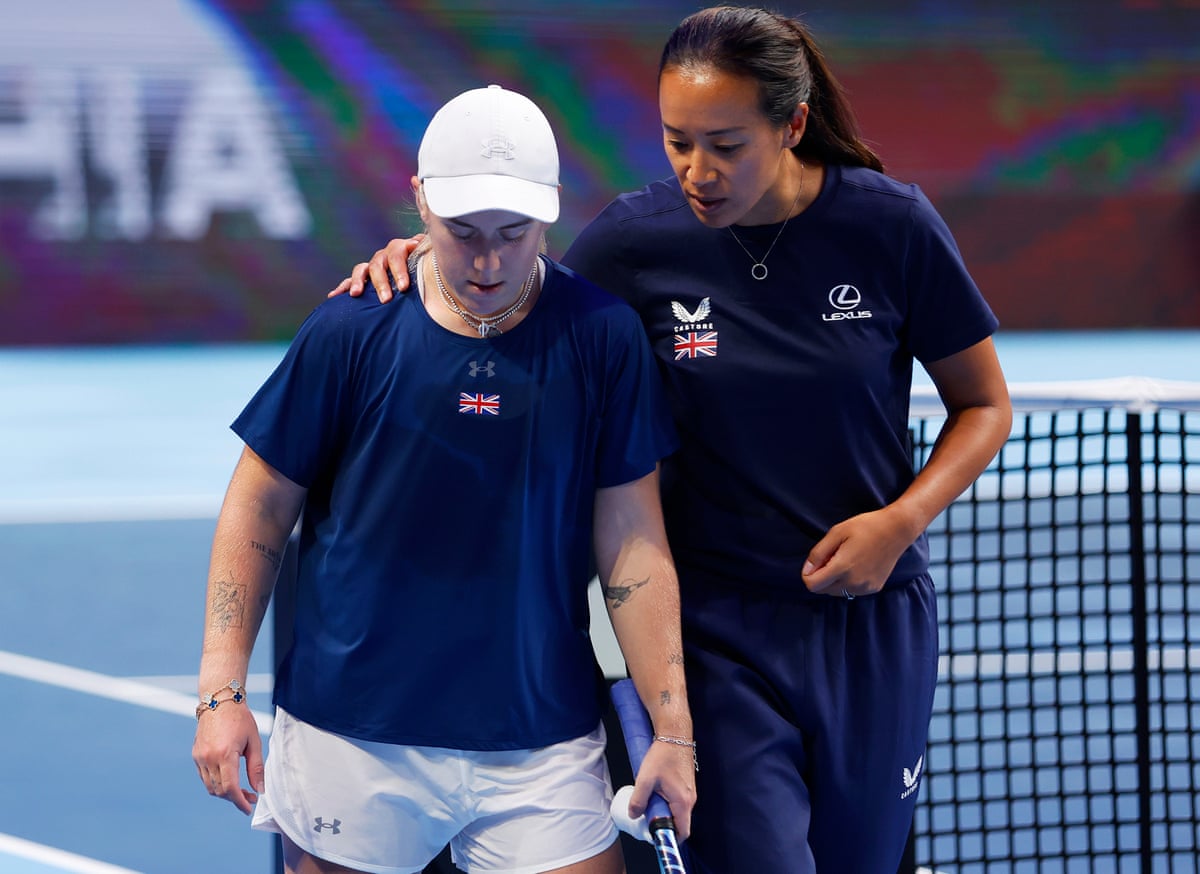 Anne Keothavong, captain of Great Britain, shows support for Sonay Kartal during her match against Marie Bouzkova.