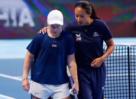 Anne Keothavong, captain of Great Britain, shows support for Sonay Kartal during her match against Marie Bouzkova.