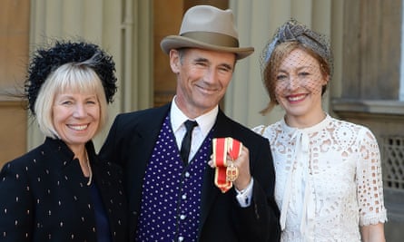 Juliet with her mother Claire van Kampen and the latter’s husband, Mark Rylance.