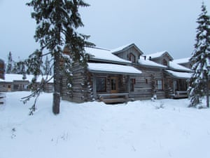 This traditional log cabin in the Finnish province of Lapland offers a base not only for winter snow and summer sports holidays in Ylläs, the largest resort area in Finland, but also for family visits to Santa’s nearby headquarters.
