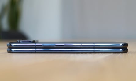 The Pixel Fold closes completely without separating the two halves of the phone.