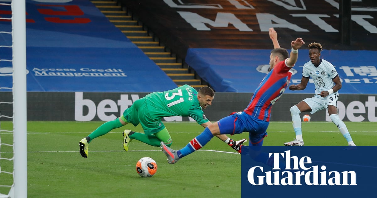 Chelsea hang on at Crystal Palace to maintain Champions League push