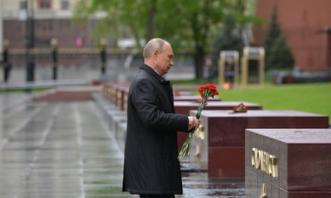 Vladimir Putin leaves flowers at the Tomb of the Unknown Soldier in Moscow