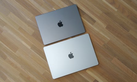 Il coperchio del MacBook Pro da 14 pollici accanto al MacBook Air da 15 pollici.
