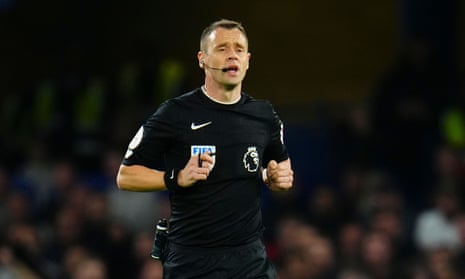 El árbitro Stuart Atwell está a cargo de mantener el orden entre Leeds United y Manchester City durante lo que podría ser un encuentro tenso en Elland Road esta noche.