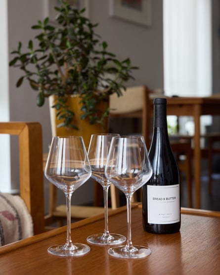 زجاجة نبيذ وكؤوس