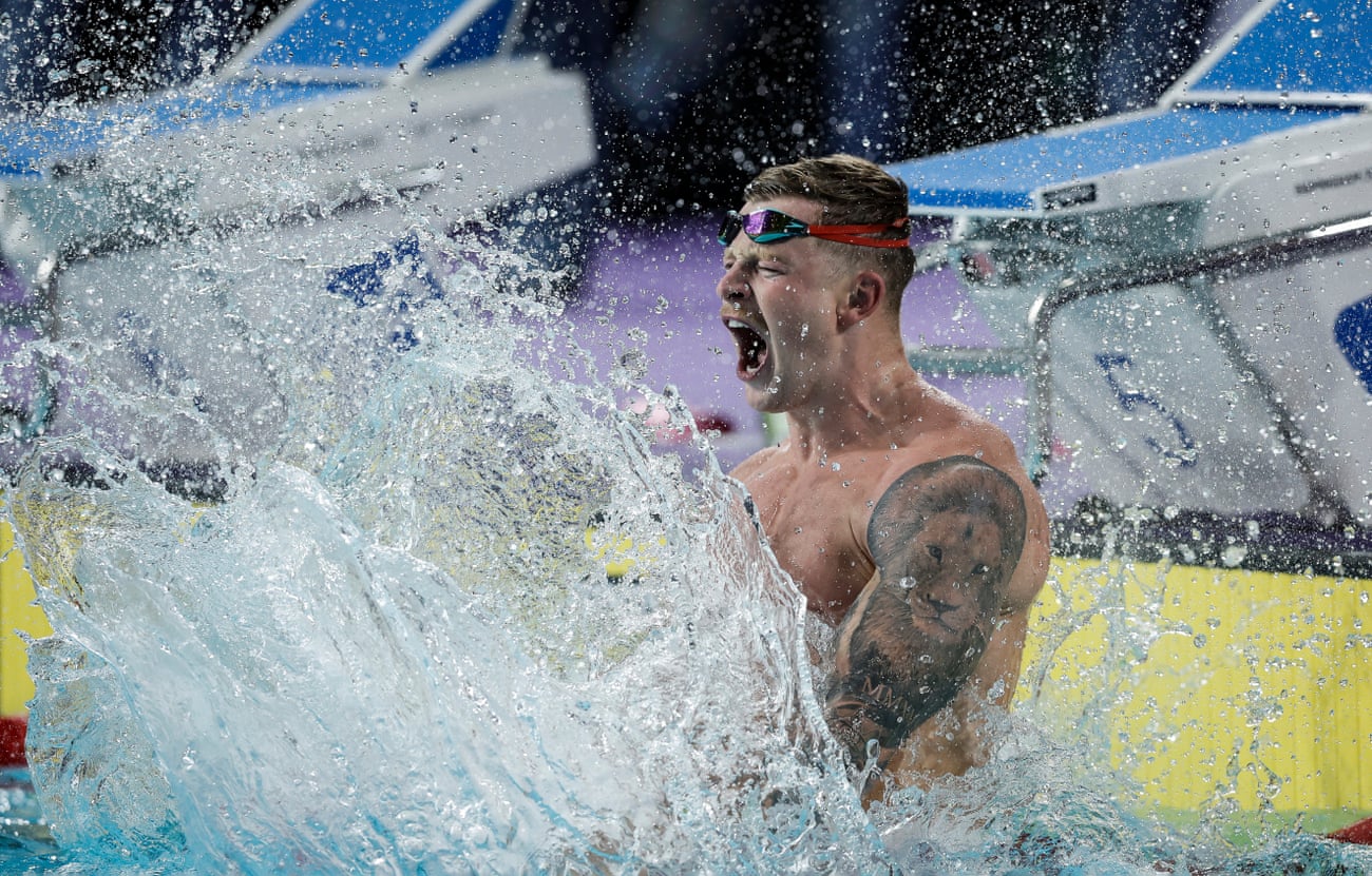 Adam Peaty de Inglaterra celebra ganar la final masculina de 50 metros braza, un día después de perder su récord de larga data de estar invicto en la piscina.