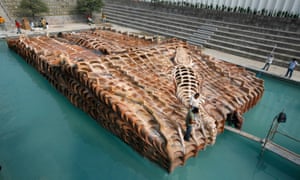 Workers putting final touches to Francisco Toledo’s sculpture La Lagartera in Monterrey, Mexico, in 2008.