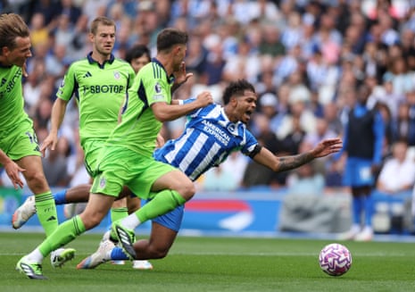 Sander Berge concedes a penalty after fouling Georginio Rutter.