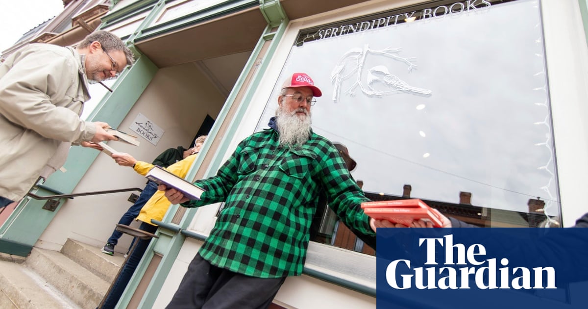 Book brigade': US town forms human chain to move 9,100 books one-by-one