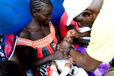 Besorgte medizinische Experten diskutieren über die Ethik von Impfstoffversuchen