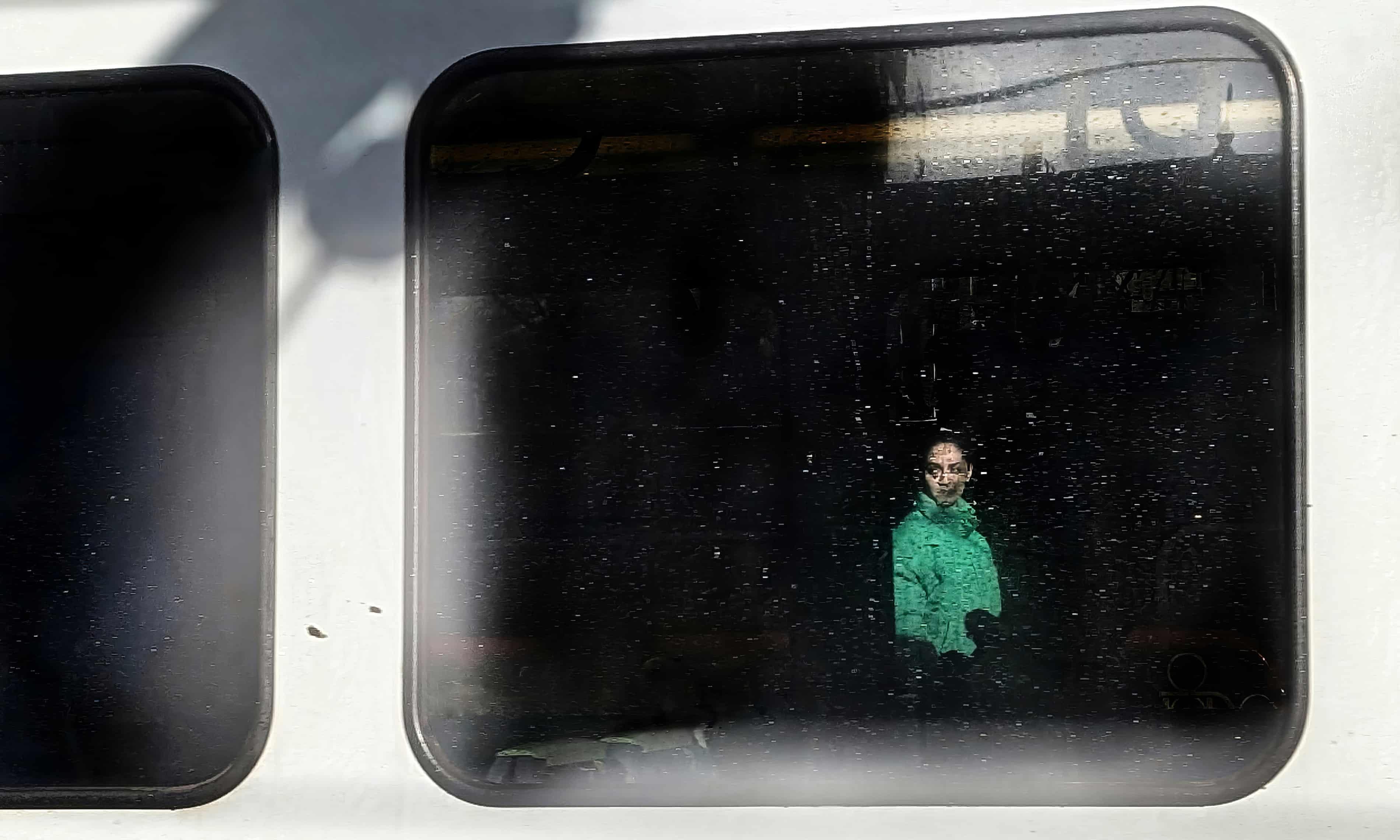 Kimboid surprinde emoțiile navetiștilor din Melbourne cu Google Pixel 8 Pro | sursa foto: The Guardian Kimboid surprinde emoțiile navetiștilor din Melbourne cu Google Pixel 8 Pro | sursa foto: The Guardian