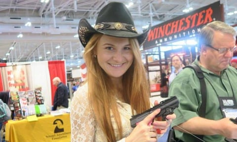 Maria Butina posing with a pistol at a gun show.