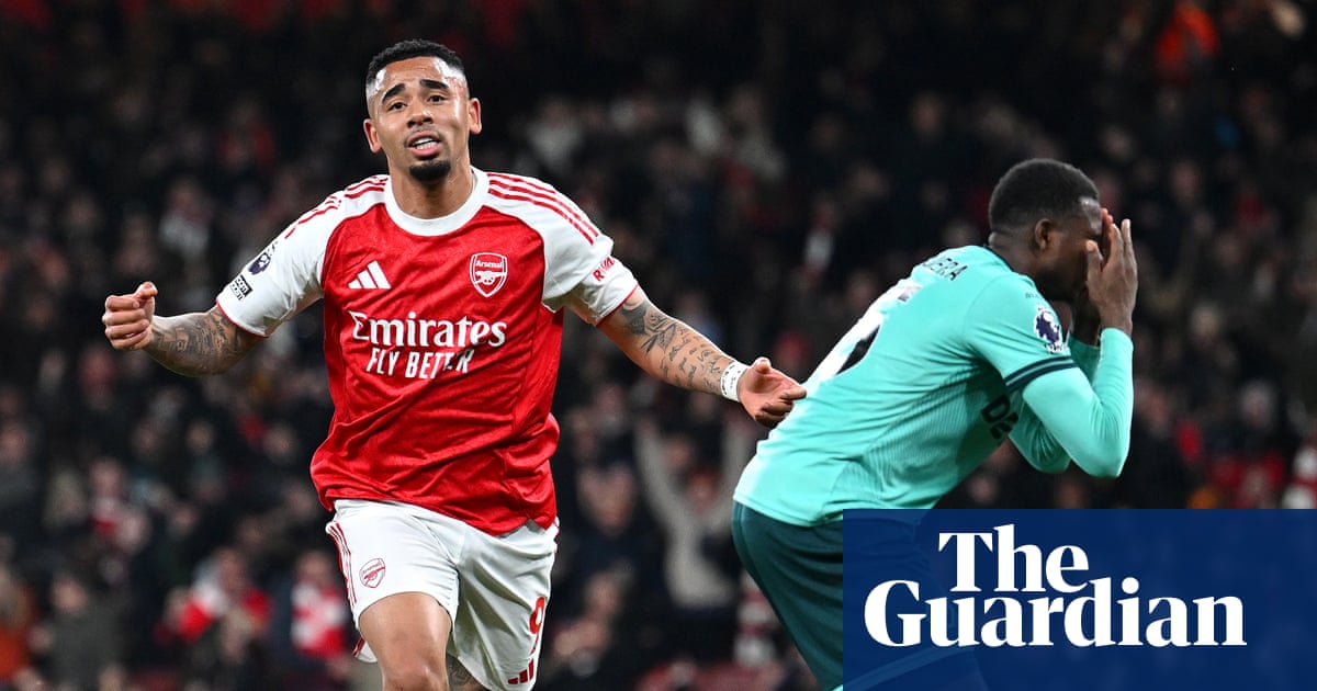 Mosquera’s last-gasp own goal hands Arsenal dramatic win against luckless Wolves
