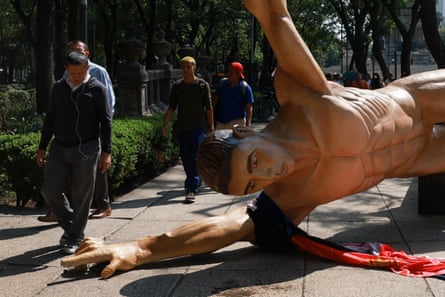 Mannequins of soccer players were vandalised by CNTE teachers demanding better wages and pensions in Mexico City.