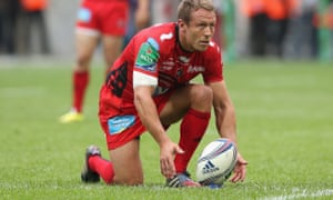 Jonny Wilkinson alinea un penal para Toulon en la semifinal de la Copa  Heineken contra Munster en 2014.