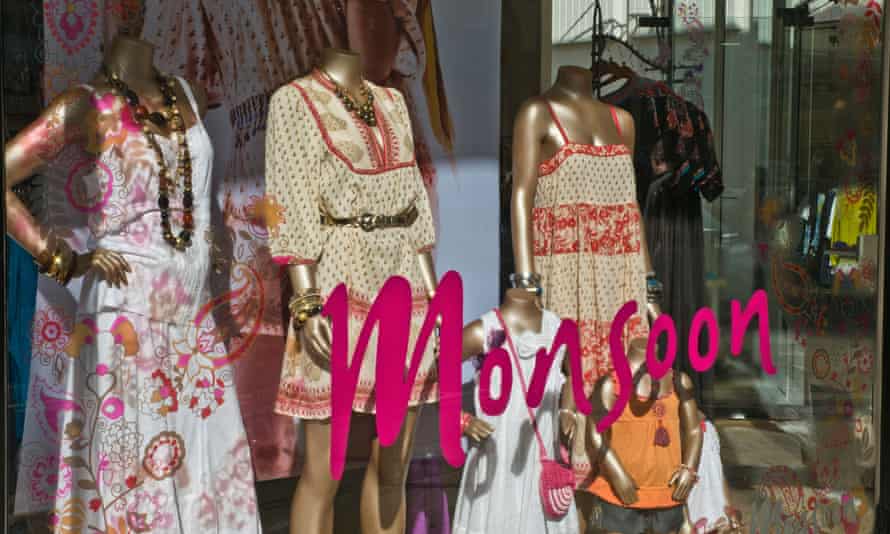 HARROGATE NORTH YORKSHIRE Manequins modelo em tecido Monsoon vitrine de mulher roupas de criança. Foto tirada em 2010. Data exata desconhecida.BPX158 HARROGATE NORTH YORKSHIRE Manequins de modelo em tecido Vitrine de monção com roupas de criança de mulher. Imagem disparada em 2010. Data exata desconhecida.