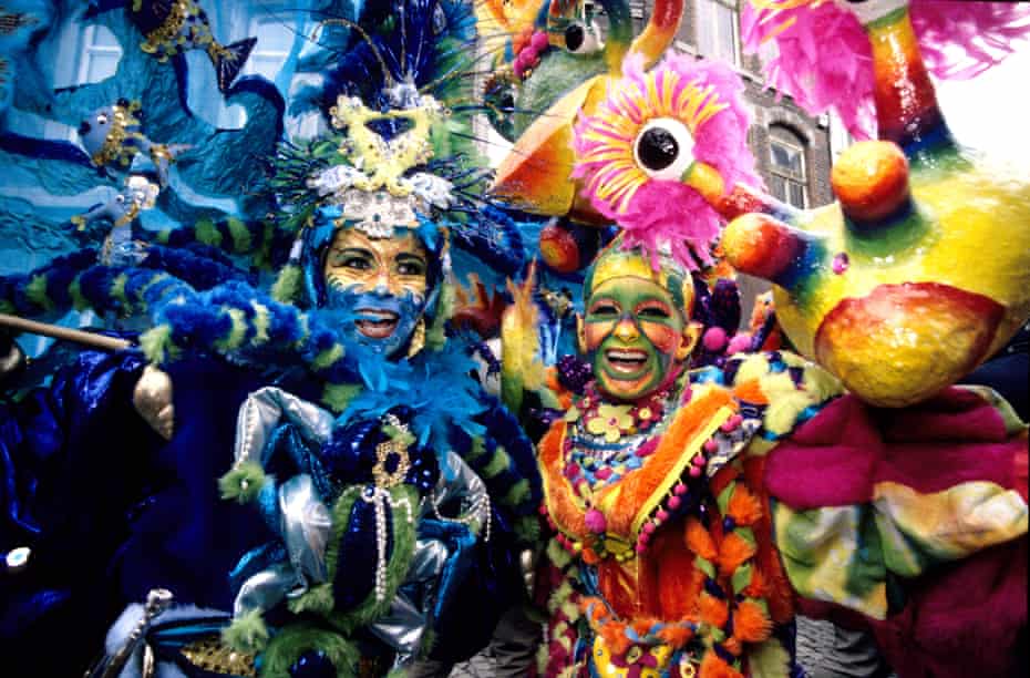 Cerca de dos mujeres jóvenes celebrando el carnaval en Maastricht, Países Bajos.