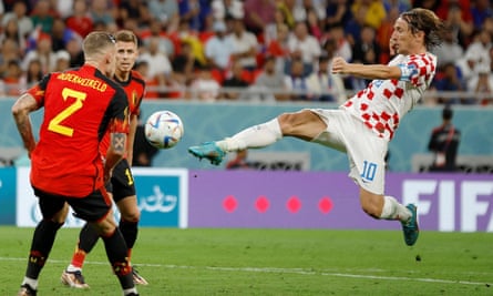 Le Croate Luka Modric (à droite) en action contre la Belgique