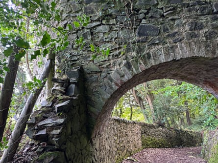 L'un des étranges ponts ornementaux construits par les Lovelaces dans les années 1840.