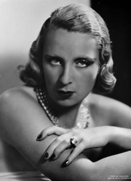 Black and white portrait of Tamara de Lempicka.