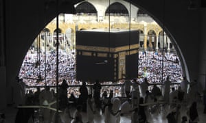 Moslem-aanbidders by die Groot Moskee tydens umrah in Mekka, Saoedi-Arabië, in 2019.