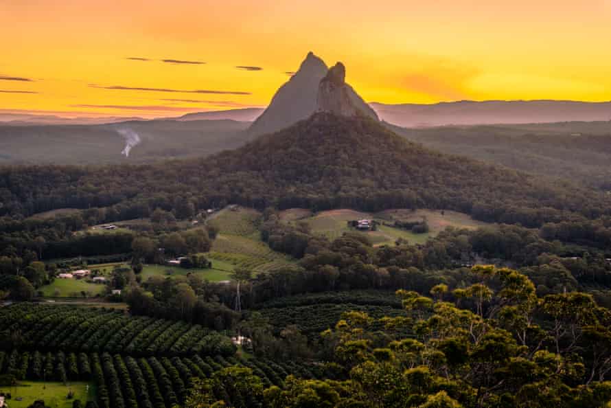 La vue au coucher du soleil depuis le sommet du mont Ngungun, dans les montagnes Glass House du Queensland