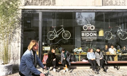 Bidon bike cafe exterior with cyclist