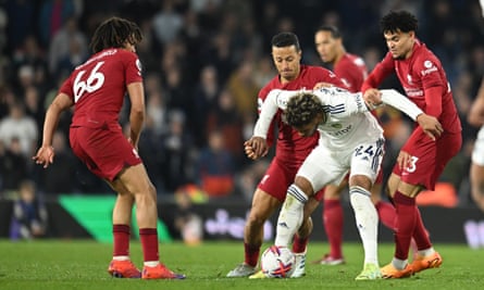Trent Alexander-Arnold, Thiago Alcântara dan Luis Díaz menekan pemain Leeds Georginio Rutter saat Liverpool menang 6-1 di Elland Road