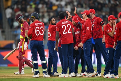 आदिल रशीद ने रोस्टन चेज़ को परेशान किया, जो 33 रन बनाकर आउट हो गए।