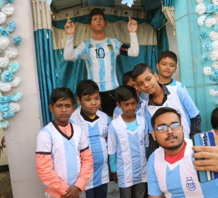 Argentina fans pose for selfies in Kolkata